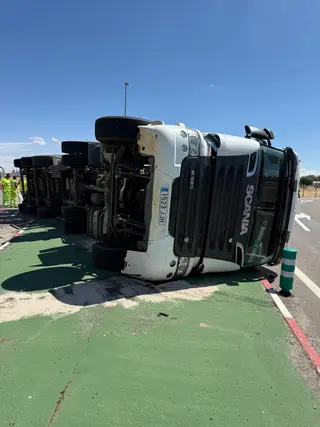Camión vuelca en rotonda E.Lecrerc. Salamanca24horas
