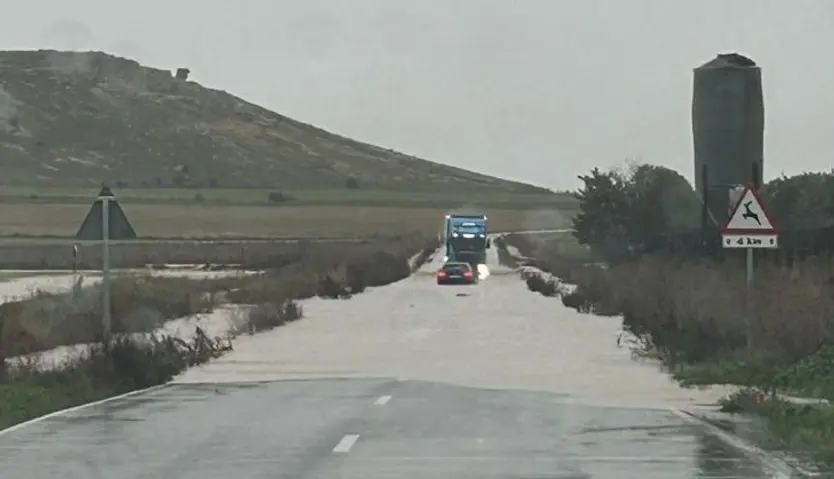 Camino del Sitio de los Arapiles inundado