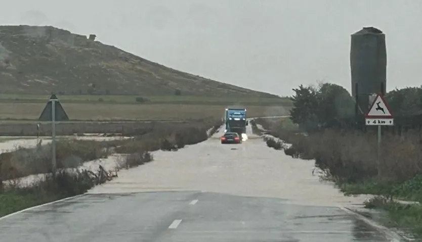 Camino del Sitio de los Arapiles inundado