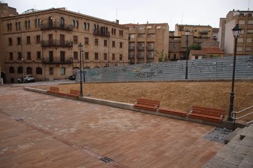  El concejal de Fomento, Fernando Carabias, visita la conclusión de las obras de renovación de la plaza de San Román