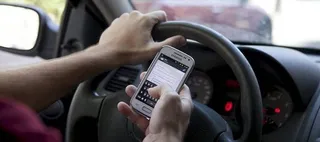 Aumentan los accidentes de tráfico por mirar internet en el teléfono móvil