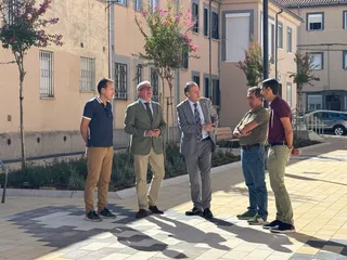 El director de Administración Local, Emilio Arroita, visita el resultado de las obras de renovación de varias calles del barrio San Bernardo | Belén Hurtado