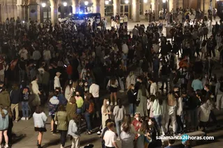 Botellones durante el fin del estado de alarma en Puente Romano y Plaza Mayor