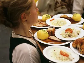Aumenta la brecha salarial en la hostelería: las mujeres ganan un 25% menos de salario medio anual
