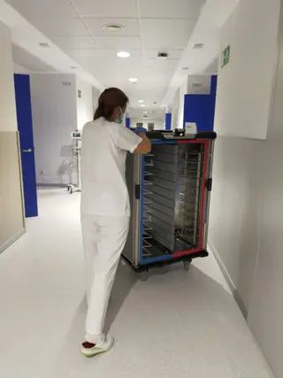 Una técnido de enfermería en el Nuevo Hospital de Salamanca.