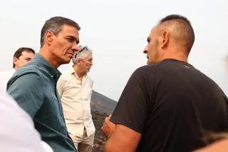 El presidente del Gobierno, Pedro Sánchez (i), durante una visita a zonas afectadas por incendios forestales a 17 de agosto de 2025 | Pool Moncloa/Fernando Calvo