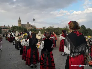 Ofrenda floral a la virgen de la vega. Foto de archivo
