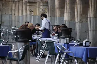 Un camarero en una terraza de la Plaza Mayor. Foto de archivo