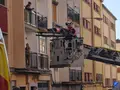 Bomberos de Salamanca rescatan a una mujer tras precipitarse desde un tercer piso