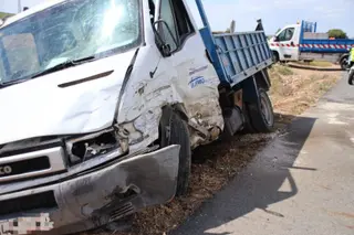 Choque frontal entre un camión y un coche en Calvarrasa de Arriba. Fotos Andrea M. (3)