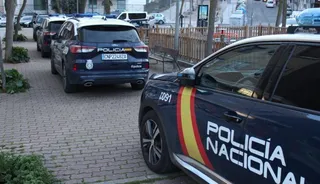 Despliegue policial en la calle Alfarero con un detenido. Fotos S24H