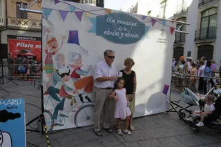 El Día Municipal de los Abuelos llena la Plaza del Liceo de actividades para toda la familia