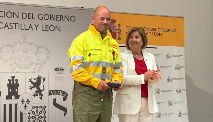 Iván Tirado Cortazar José Cunha Rasteiro en la entrega de medallas al mérito de protección civil. Foto Subdelegación del Gobierno