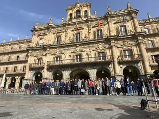 Minuto de silencio de las autoridades en la Plaza Mayor de Salamanca por las víctimas del desastre de DANA en Valencia