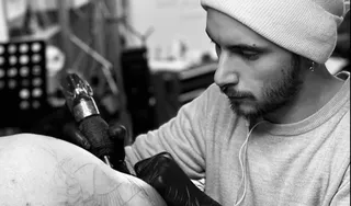 Adrianbird tatuando