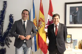 Carlos Fernández Carriedo y David Mingo Pérez, mantienen un encuentro de trabajo para impulsar un centro de emprendimiento e innovación en el municipio | Foto: Andrea M.