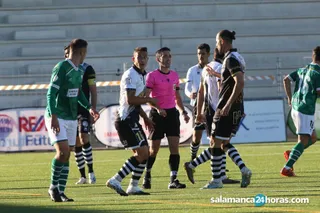 Mario Gómez, en una acción ante el Coruxo