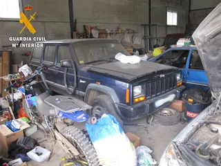 Desmantelan un taller clandestino de reparación de vehículos en Navasfrías. Fotos Guardia Civil