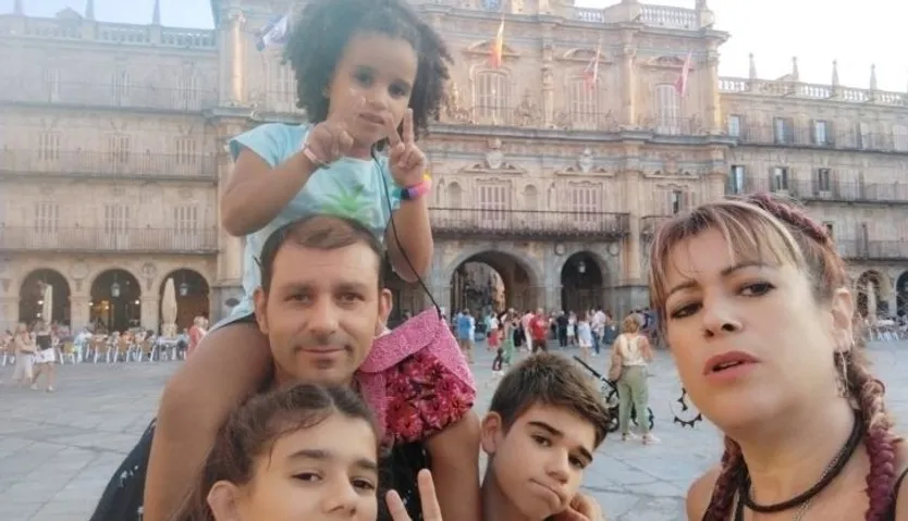 Fatma junto a su familia de acogida en la Plaza Mayor de Salamanca