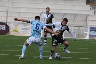 Íñigo Muñoz pugna con Pampín.