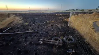 Incendio de pasto en los entornos de una nave con maquinaria en el polígono de Villares de la Reina | Andrea Mateos
