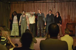Integrantes del grupo de teatro Zaranda después de una de sus representaciones