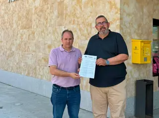 Ediles del PP en la puerta del Ayuntamiento de Villares de la Reina