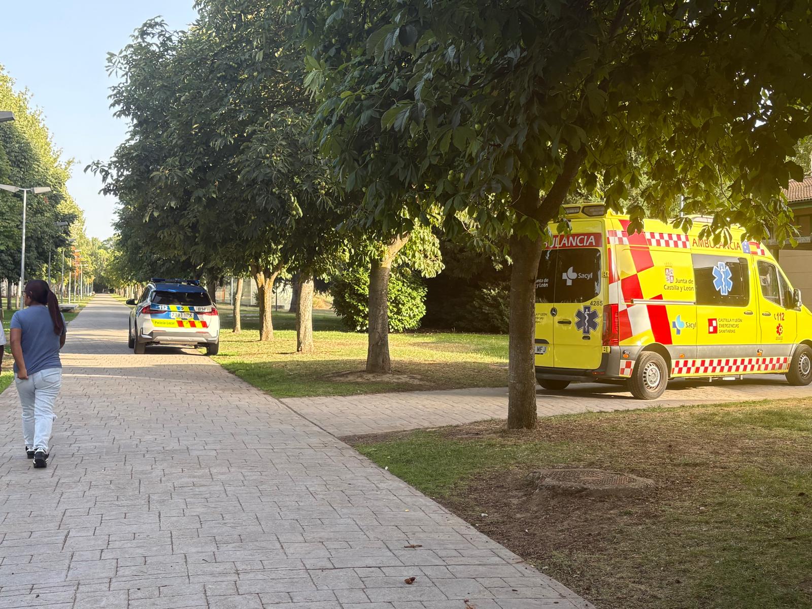 Ambulancia Y Polic&iacute;a Local En Las Piscinas De La Aldehuela