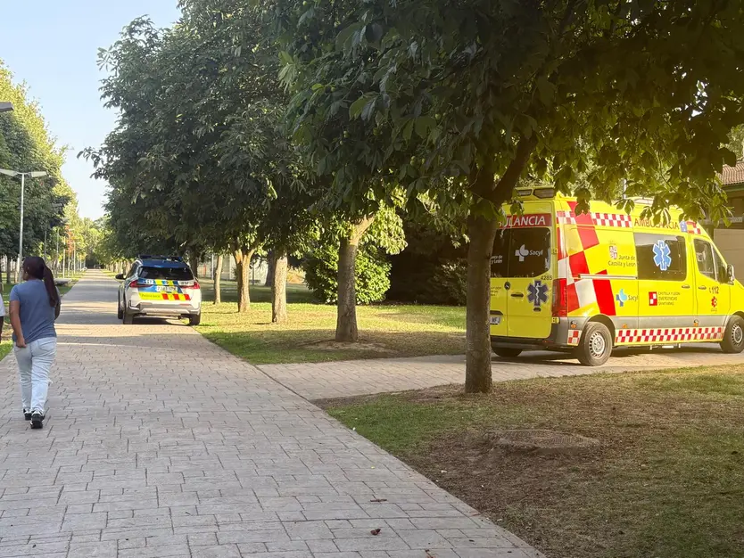 Ambulancia Y Policía Local En Las Piscinas De La Aldehuela
