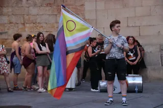 Iluminación de la fachada de la Universidad con la bandera LGTB