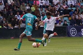 Javi Navas dispara ante el Atlético Astorga | FOTO JUANES