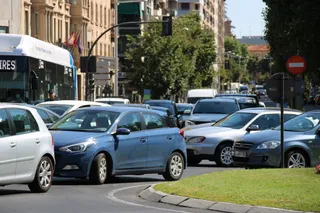 Retenciones en el tráfico en el centro de la ciudad por las obras en la avenida de Mirat