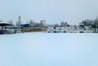 El Municipal Luis Ramos, completamente nevado / FOTO: CD Guijuelo.