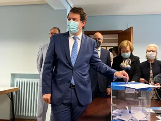 Alfonso Fernández Mañueco vota en la sede del PP de Salamanca de cara al congreso nacional extraordinario de los populares (8)