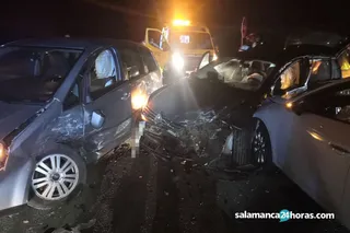 Tres personas evacuadas al hospital tras un accidente múltiple de madrugada en la N-630