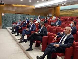 El consejero clausura la jornada de mediación.