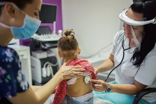 Archivo - Madre con el niño al médico durante la pandemia de virus. Covid-19, coronavirus - VIKTORCVETKOVIC - Archivo