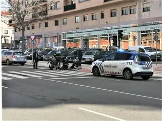 Accidente entre un vehículo y una motocicleta en la avenida de San Agustín, junto a la Plaza de Toros