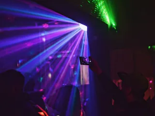 Gente en una discoteca