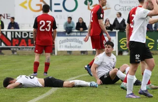 Los jugadores del Ciudad Rodrigo se lamentan ante el Mirandés B