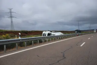 Vuelca un camión al salirse de la autovía en la A-62 a la altura de Doñinos - S24H