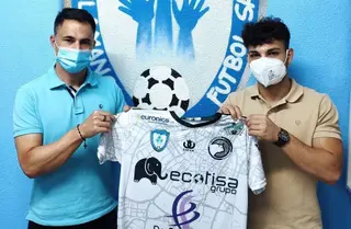 Juanlu y Juanan posa con la camiseta del club / FOTO: Salamanca FS