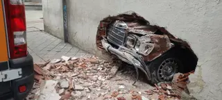 Un coche se empotra en el garaje en la calle de Fray Luis de Granada | FOTO SALAMANCA24HORAS.COM