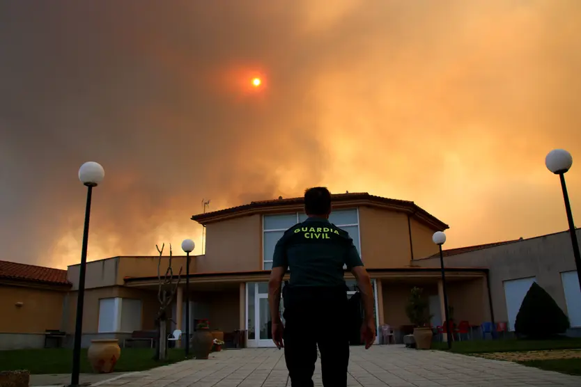 Un agente de Guardia Civil acude a ayudar a los residentes de la residencia de Muga de Sayago