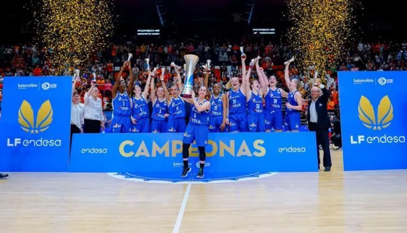Silvia Dominguez posa con el trofeo de Liga | Foto: Perfumerías Avenida