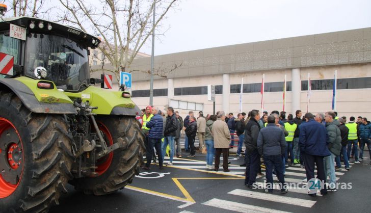 GALERIA | Agricultores y ganaderos protestan en las inmediaciones del Carrefour y la Plaza de Toros
