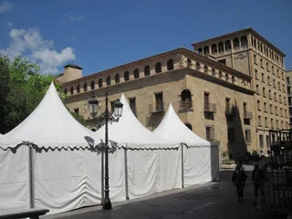 Carpas en la plaza de Los Bandos