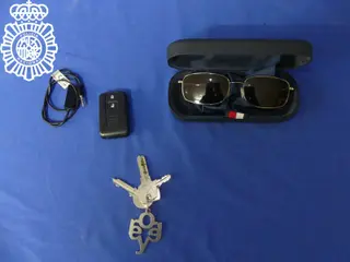 Detenido por robar unas gafas de sol, un cable USB y un mando a distancia del interior de un vehículo aparcado en la calle San Justo