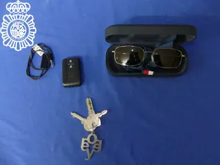 Detenido por robar unas gafas de sol, un cable USB y un mando a distancia del interior de un vehículo aparcado en la calle San Justo
