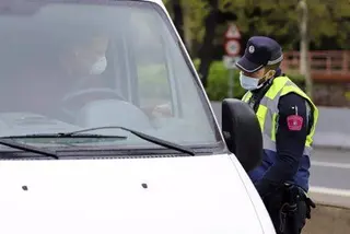 Agente poniendo una multa a un conductor | Fotografía EP